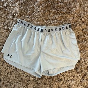 NWOT Women’s UA Loose Heatgear shorts